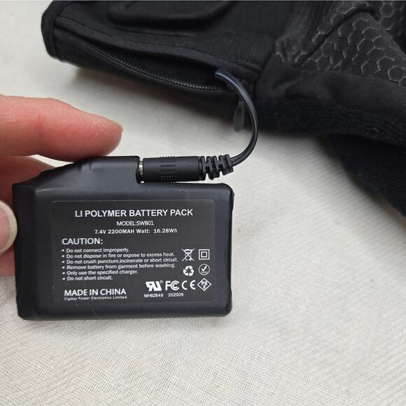 SUNWILL Black Heated Gloves with Rechargeable Batteries & Accessories Size Large - Picture 8 of 13